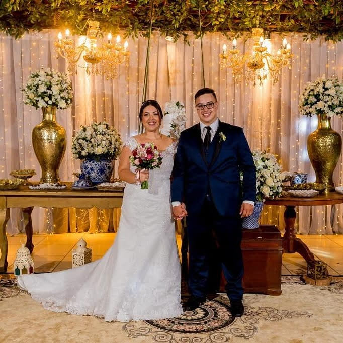 Casal no salão decorado do Recanto dos Pássaros