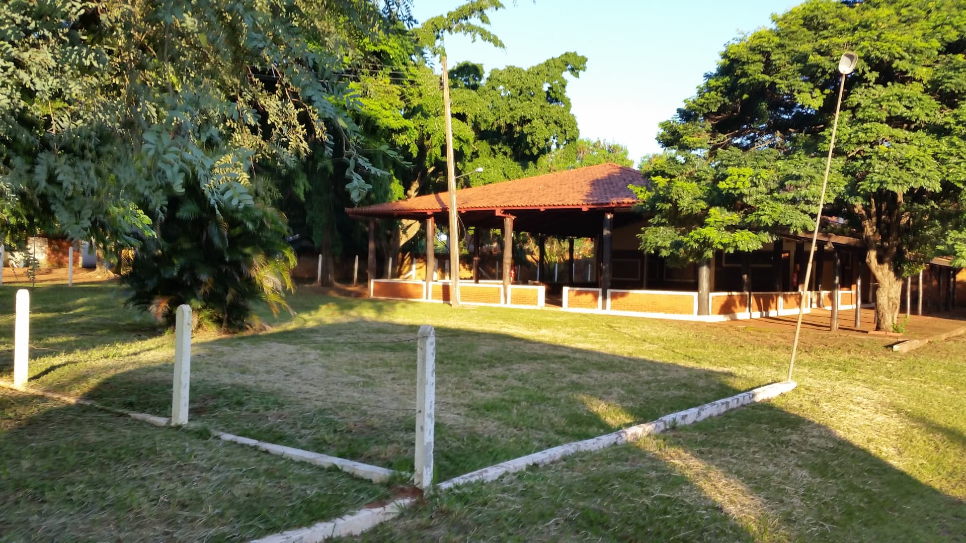 Área externa e salão coberto no primeiro dia