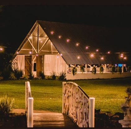 Capela do Recanto dos Pássaros iluminada para cerimônia