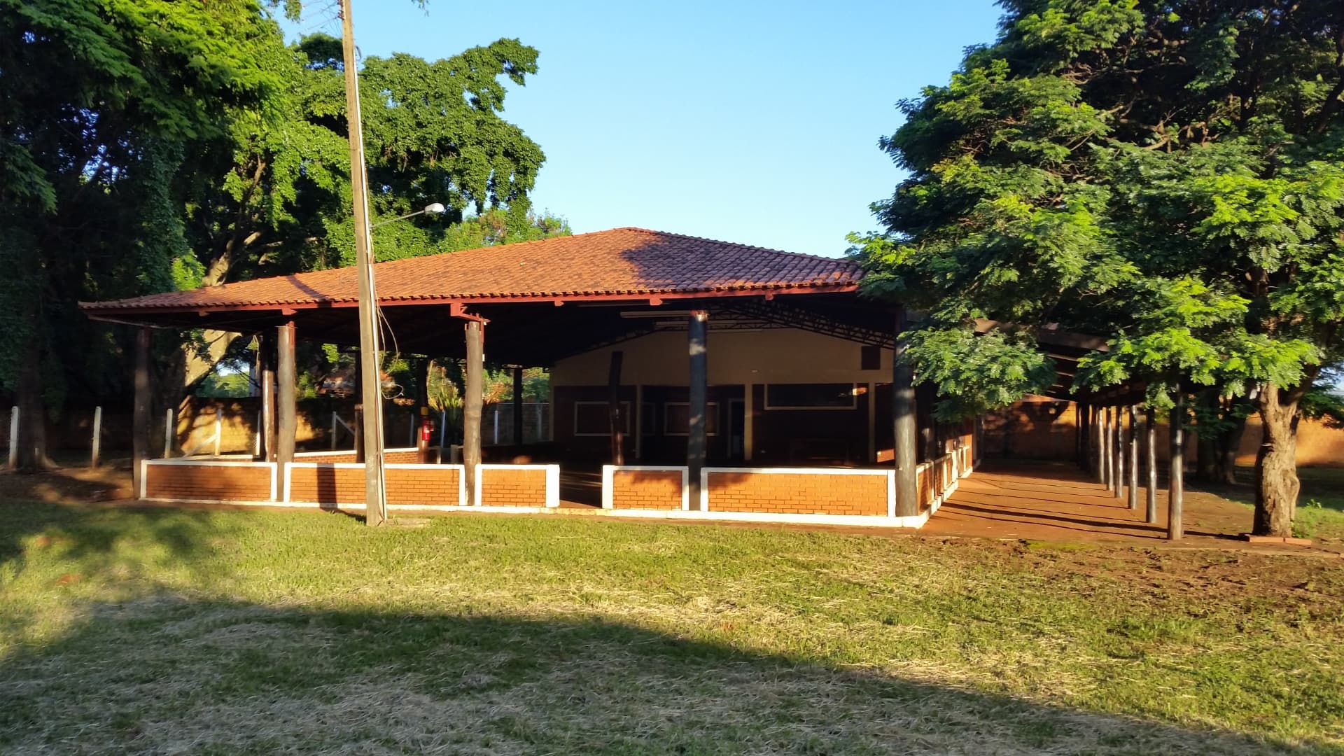 Salão coberto original com muretas de tijolo