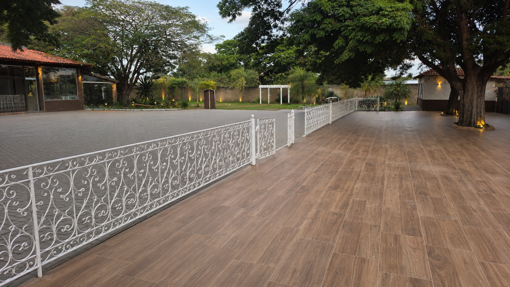 Deck em porcelanato amadeirado com guarda-corpo decorativo