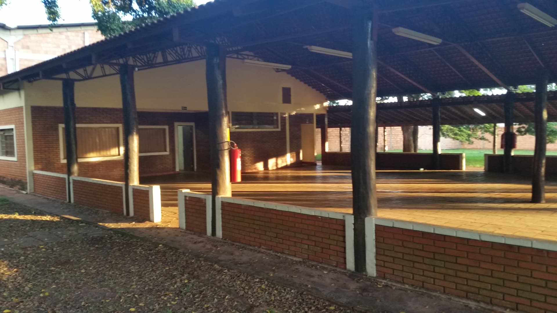 Salão vazio ao entardecer