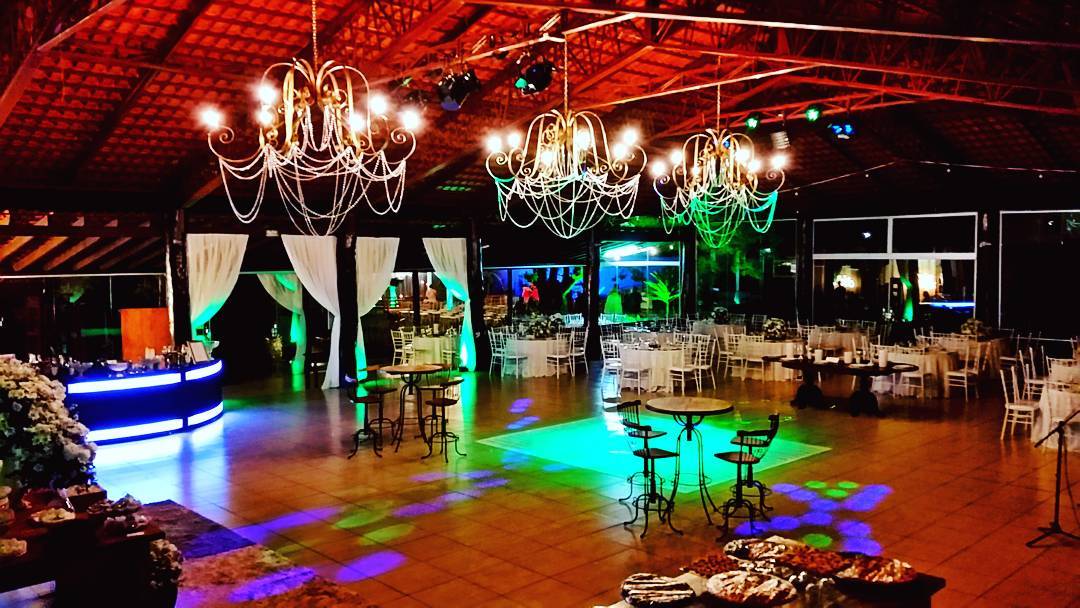 Salão climatizado do Recanto dos Pássaros montado para evento noturno