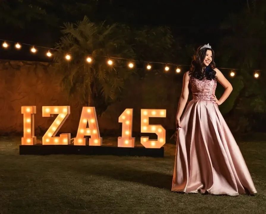 Festa de 15 anos na área externa iluminada