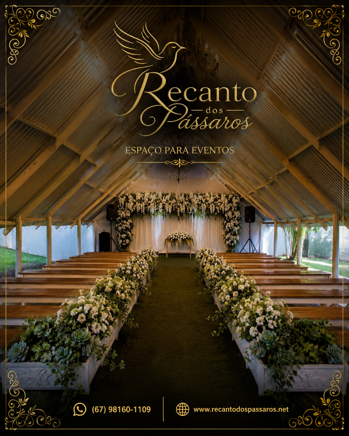 Capela decorada com flores brancas para cerimônia