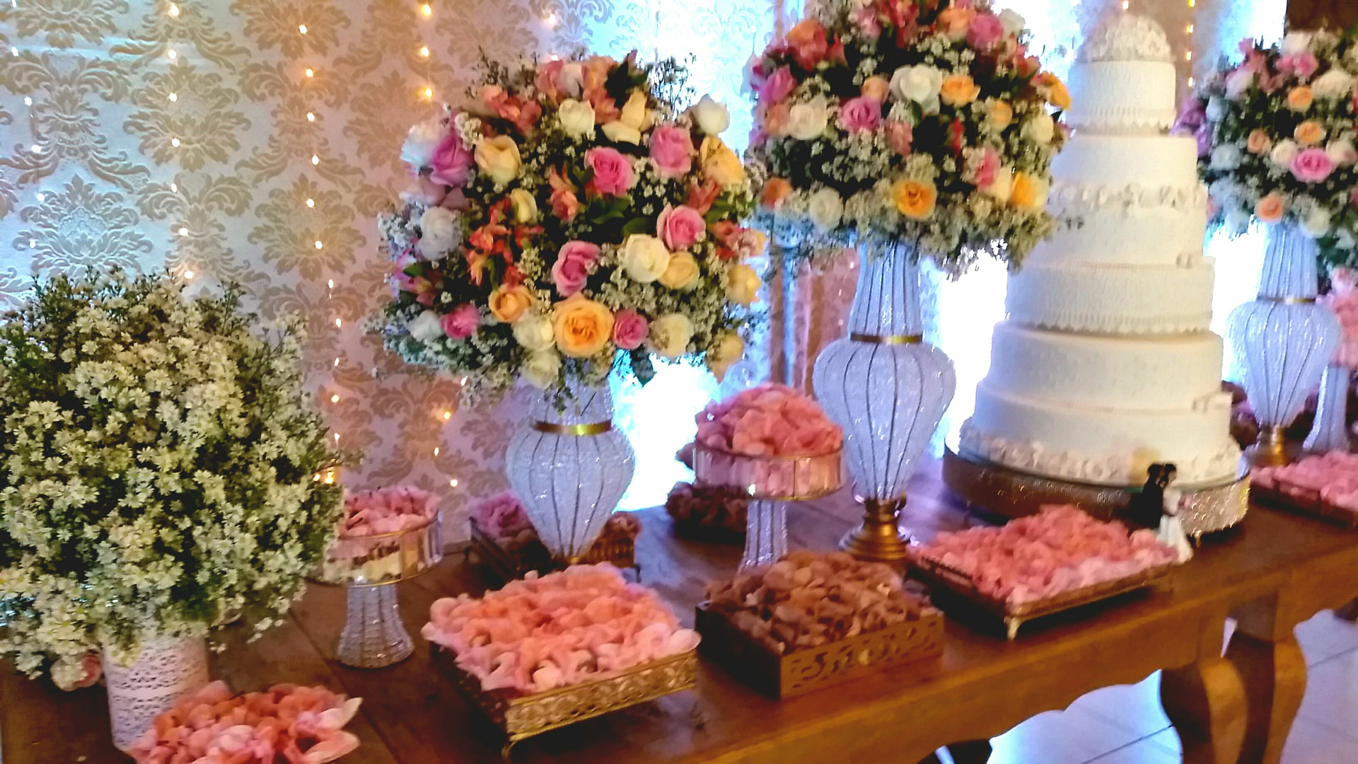 Mesa de bolo e decoração floral em casamento no Recanto dos Pássaros